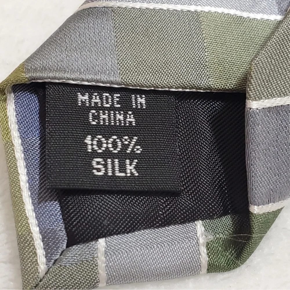 Kenneth Cole Reaction 100% Silk‎ Patterned Tie.